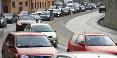 Soferii acuza: traficul de pe Valea Prahovei, umflat artificial pentru a forta construirea autostrazii Comarnic-Brasov in defavoarea autostrazii Sibiu-Pitesti