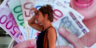 Criza din Grecia: Pe marginea prapastiei financiare, grecii isi investesc banii in genti Chanel, Playstation, ceasuri si masini de lux
