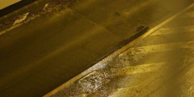 Izvor de apa iesit prin asfaltul din pasajul Michelangelo de la Timisoara, proiect de 10 milioane de euro, inaugurat acum opt luni, de ziua primarului