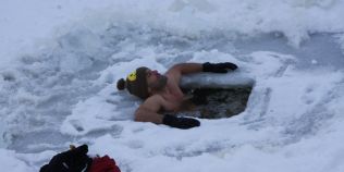 Un bistritean se antreneaza ca la Polul Nord: alearga fara haine si face bai in apa inghetata
