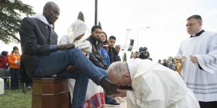 VIDEO Joia Mare la catolici. Papa a spalat picioarele unor refugiati