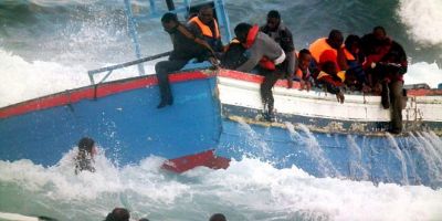 Peste 400 de migranti s-au inecat in Marea Mediterana, dupa ce barcile supraaglomerate in care se aflau s-au rasturnat