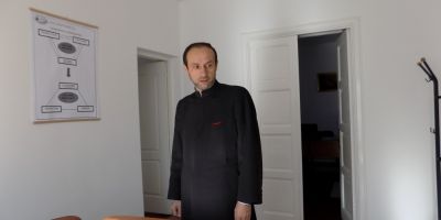 Un preot care a renuntat la bautura trateaza alcoolicii Moldovei: 