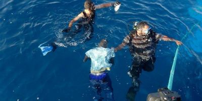 Trupuri neinsufletite de migranti, aduse de valuri la tarm. Aproape 120 de cadavre au fost gasite pe o plaja din Libia