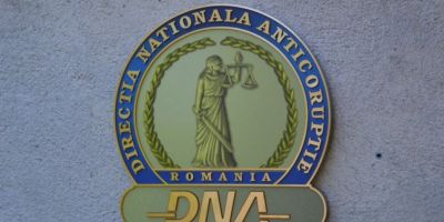 Un director din Consiliul Judetean Sibiu, retinut de DNA Alba Iulia. Alti patru angajati, cercetati sub control judiciar