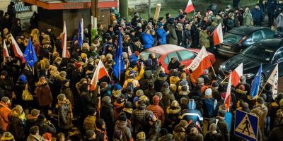 Politia poloneza a scos protestatarii din incinta Parlamentului si a instalat garduri de metal in jurul cladirii