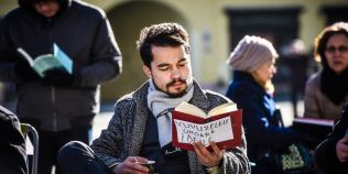 Fotografiile protestului prin lectura de la Sibiu au devenit virale