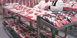 Supermarket din Arad amendat pentru ca a vandut miercuri o caserola cu ceafa de porc pe care scria ca a fost ambalata joi