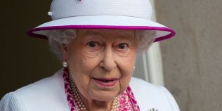 VIDEO Cine este dublura reginei Marii Britanii