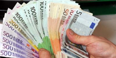 O femeie risca sa ajunga dupa gratii pentru ca si-a insusit 9.000 de euro, pe care i-a gasit cand cauta printre gunoaie