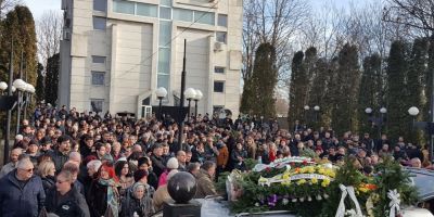Inmormantarea sotilor care s-au sinucis: sute de prieteni, rude si cunoscuti i-au insotit pe ultimul drum pe Bogdan si pe Anda Maleon