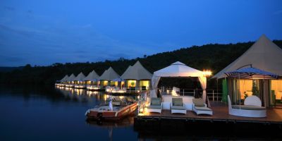 Turism de lux in Cambodgia, cu ajutorul unui roman: are un hotel plutitor si o ferma de bambusi
