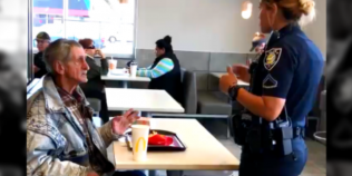 VIDEO Un om fara adapost este dat afara dintr-un McDonald's din SUA, dupa ce un strain ii cumpara mancare