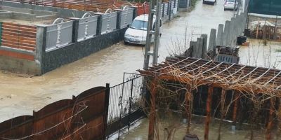 VIDEO Zeci de gospodarii inundate si drumuri transformate in lacuri, in Arges. Oamenii acuza autoritatile pentru ineficienta canalizarii pluviale