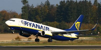 Incident extrem de grav la bordul unui avion Ryanair. Un roman a vrut sa deschida iesirea de urgenta in timpul zborului