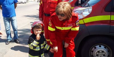 Cine este copilul imbracat in uniforma de pompier care a intampinat-o pe Carmen Dan in Mamaia